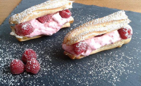 Eclair med hindbærcreme