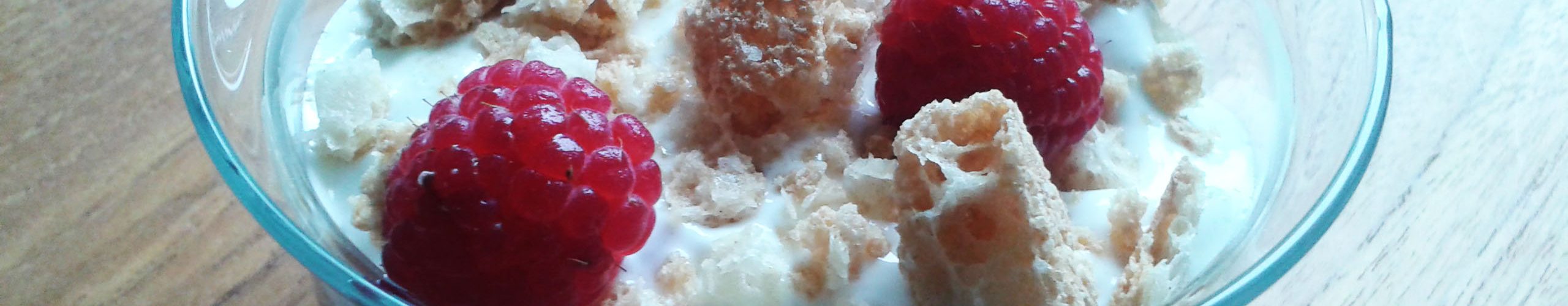 Cremefraiche med markroner og hindbær