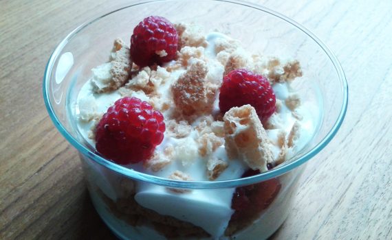 Cremefraiche med markroner og hindbær