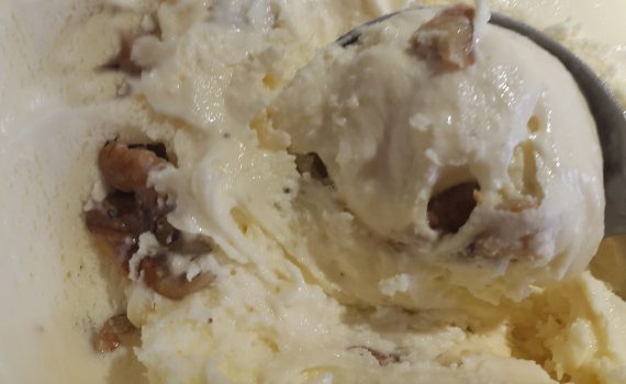 Honningglaseret valnøddeis